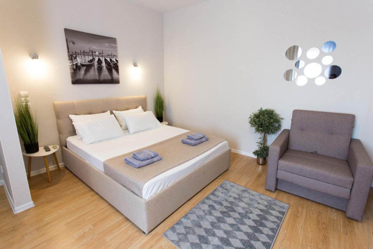 Apartment In The City Center - Gimnasiyna Naberezhna 24A-1 Kharkiv Eksteriør bilde